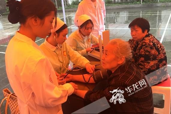 巴南區衛生技校 白衣天使 進社區義診 專業服務引市民點贊